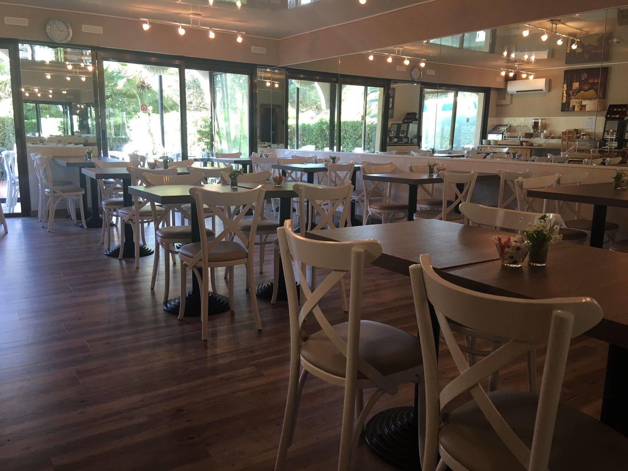 Hotel Bahia Villeneuve-Loubet Buitenkant foto