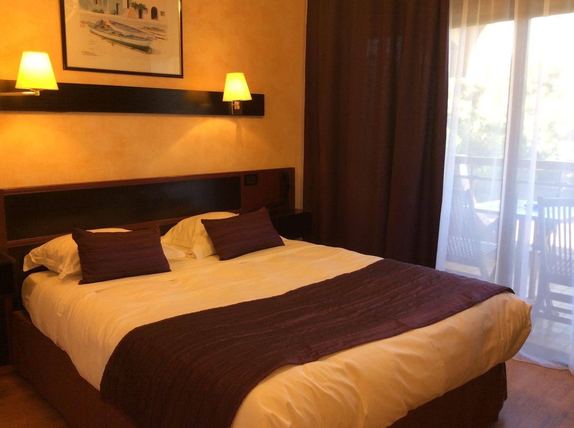 Hotel Bahia Villeneuve-Loubet Buitenkant foto